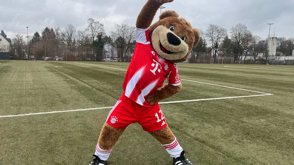 Berni dehnt seinen Oberkörper zu einer Seite.