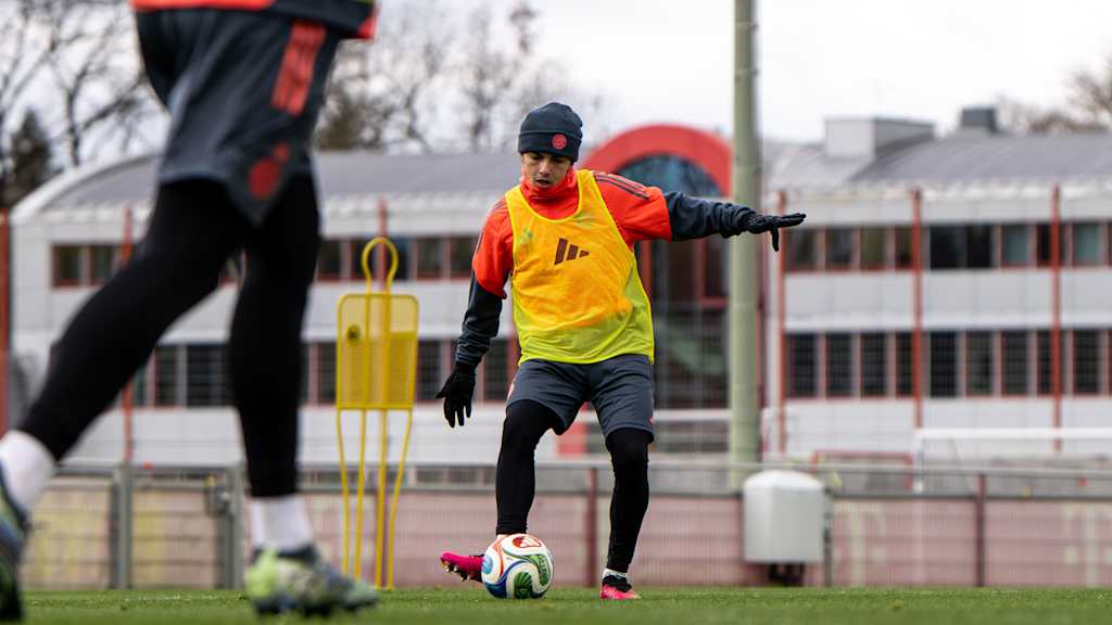 Jussef Nasrawe passt den Ball im Training der FC Bayern Amateure.