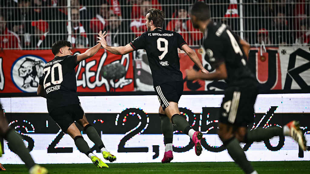 Harry Kane und Tom Bischof jubeln während des Auswärtsspiels des FC Bayern in der Bundesliga bei Union Berlin