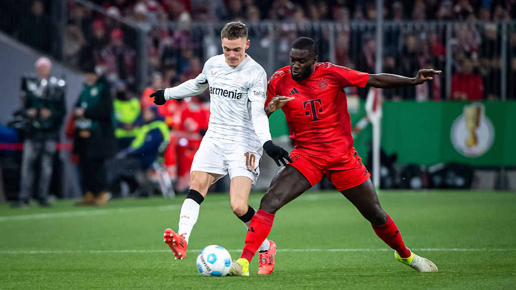 Florian Wirtz und Dayot Upamecano im Zweikampf im DFB-Pokal-Achtelfinale der Saison 2024/25