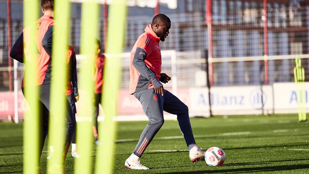 Dayot Upamecano spielt einen Pass  im Training des FC Bayern