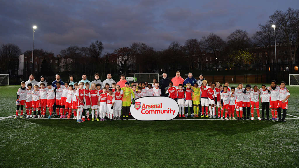 Gruppenfoto beim Kindertraining im Rahmen von Arsenal in the Community