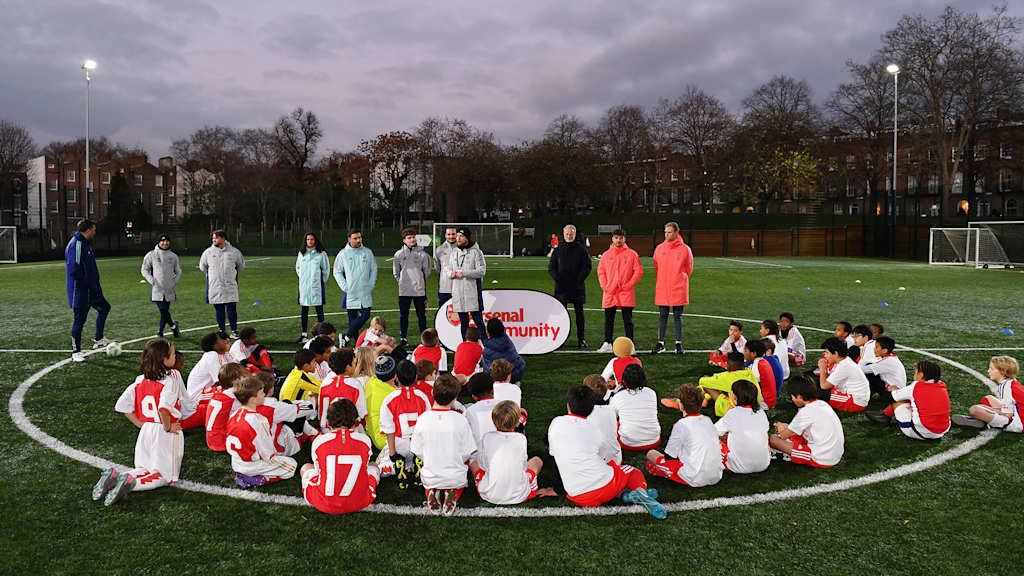 Trainer sprechen zu Kinder in FC Bayern- und Arsenal-Trikots im Rahmen vom Kindertraining von Arsenal in the Community