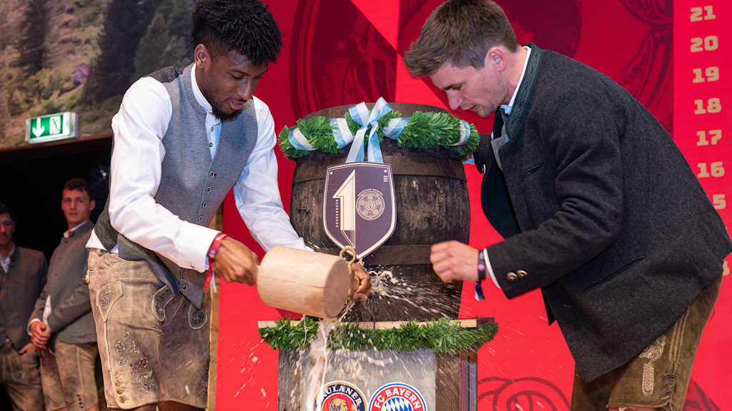 Kingsley Coman sticht in bayerischer Tracht ein Bierfass von Paulaner an