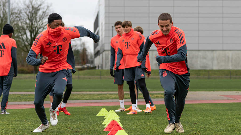 Allen Junior Lambe und Yll Gashi laufen im Training der FC Bayern U19.