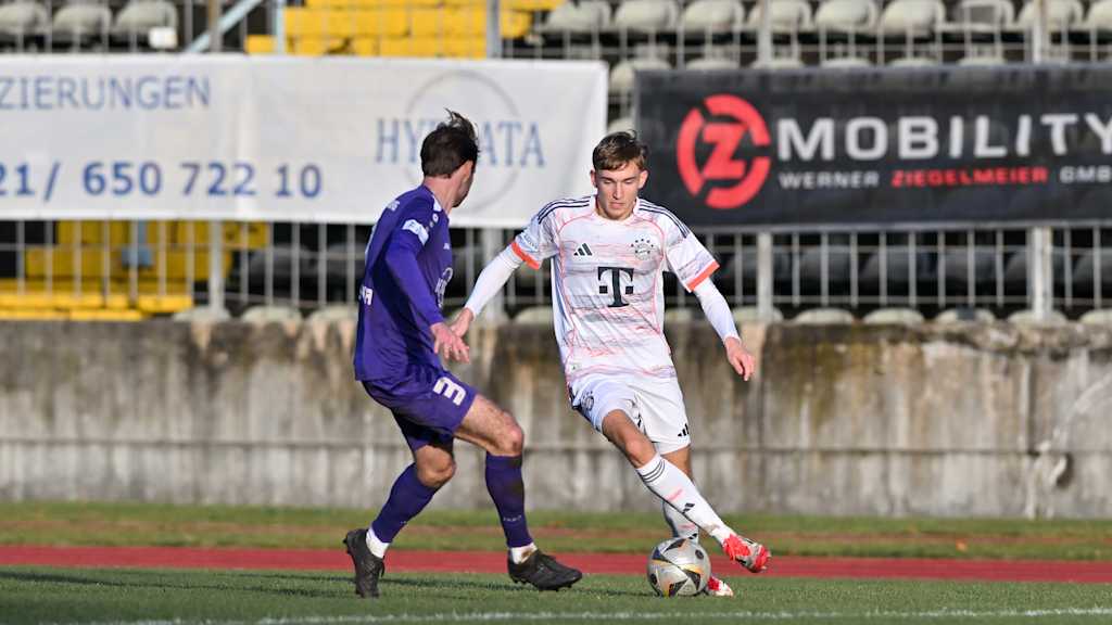 Artur Degraf führt den Ball am Fuß.