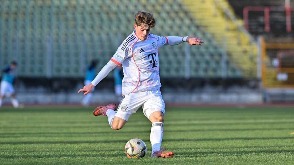 Maximilian Schuhbauer setzt zum Schuss an.