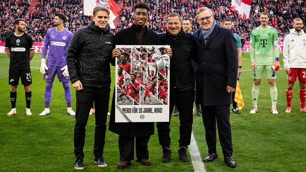 Kingsley Coman wird vor dem Bundesliga-Heimspiel des FC Bayern gegen den FC St. Pauli verabschiedet.