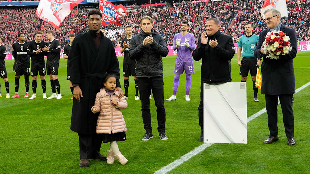Kingsley Coman wird vor dem Heimspiel des FC Bayern gegen den FC St. Pauli verabschiedet.