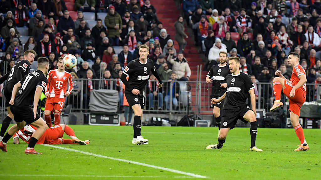 Raphael Guerreiro erzielt das Tor zum 1:1 im Bundesliga-Heimspiel des FC Bayern gegen den FC St. Pauli.