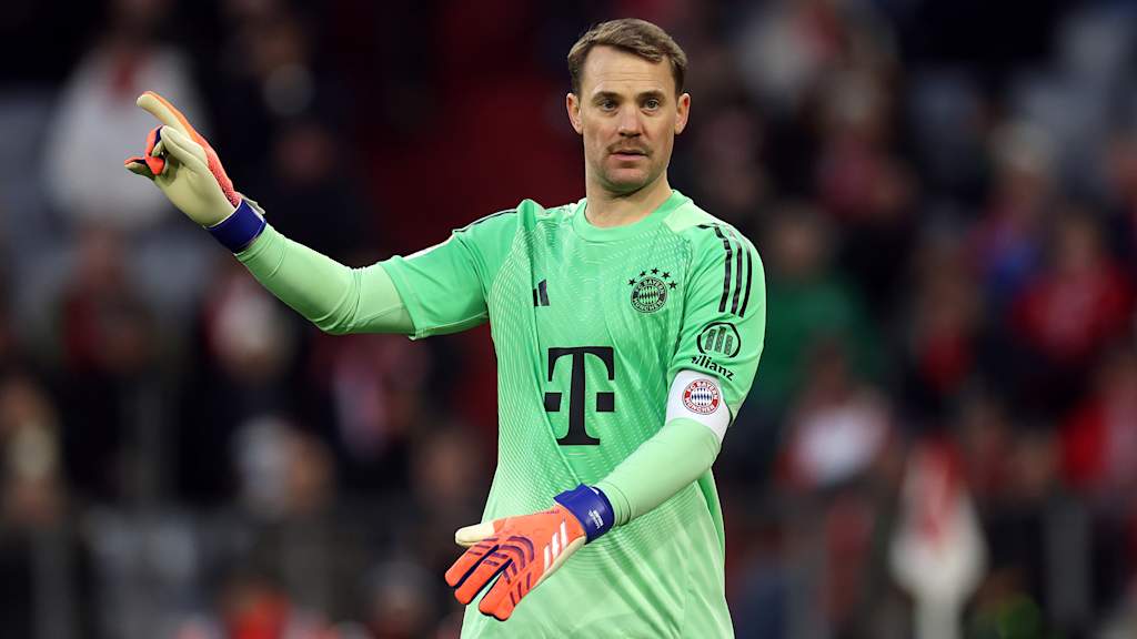 Manuel Neuer gibt Anweisungen im Bundesliga-Heimspiel des FC Bayern gegen den FC St. Pauli.