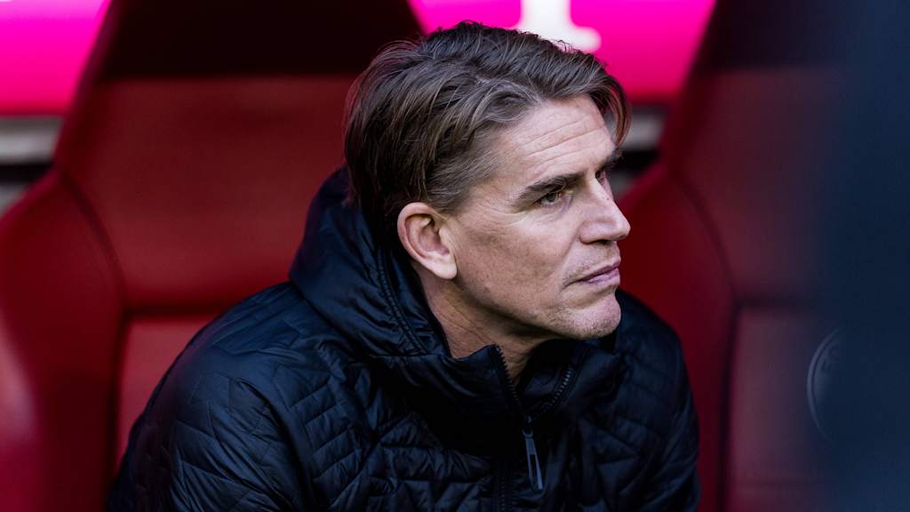 Christoph Freund sitzt auf der Ersatzbank vor dem Bundesliga-Heimspiel des FC Bayern gegen den FC St. Pauli.