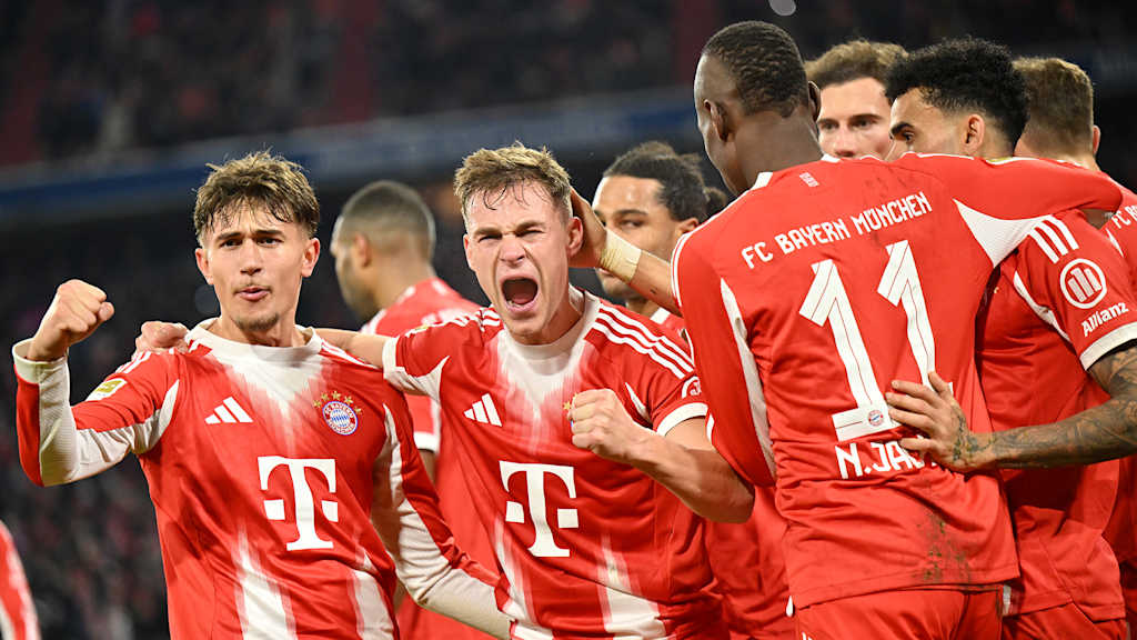 Spieler des FC Bayern bejubeln das Tor zum 2:1 im Bundesliga-Heimspiel gegen den FC St. Pauli.