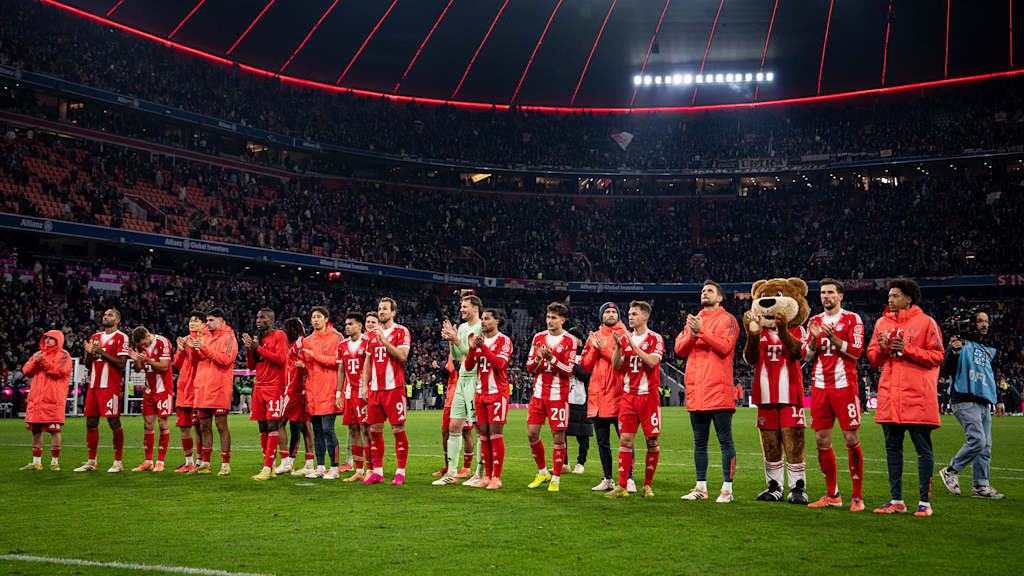 Die Mannschaft des FC Bayern bejubelt den Heimsieg gegen den FC St. Pauli vor der Südkurve.