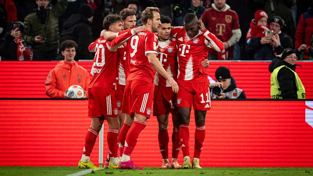 Der FC Bayern bejubelt das Tor von Luis Diaz zum 2:1 im Bundesliga-Heimspiel des FC Bayern gegen den FC St. Pauli.