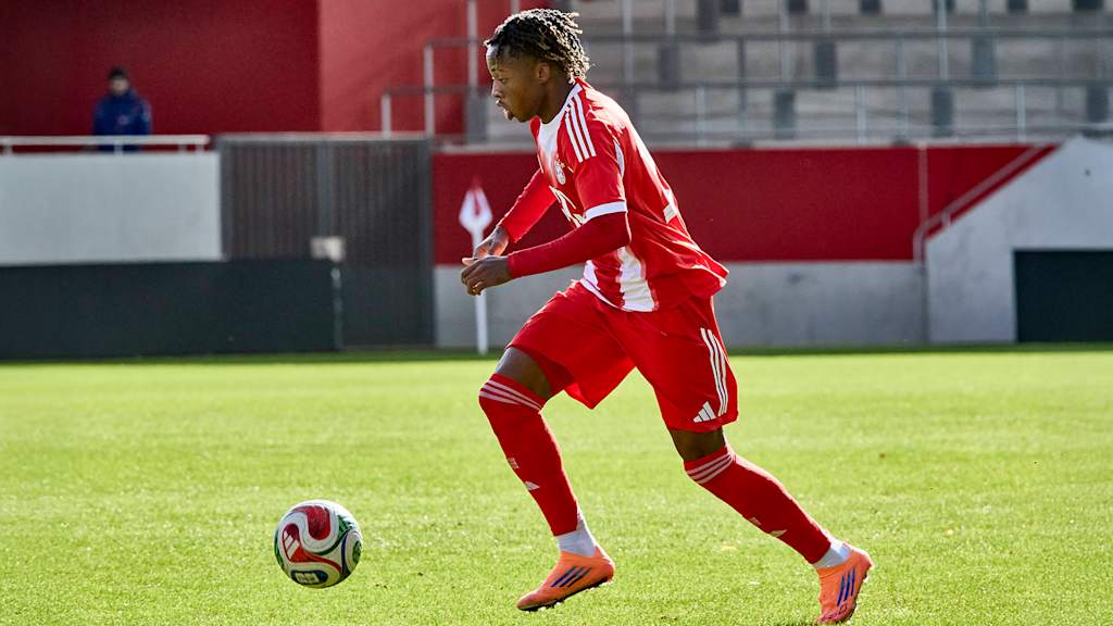 Spielszene aus dem Duell der FC Bayern U19 mit den Stuttgarter Kickers in der U19-DFB-Nachwuchsliga