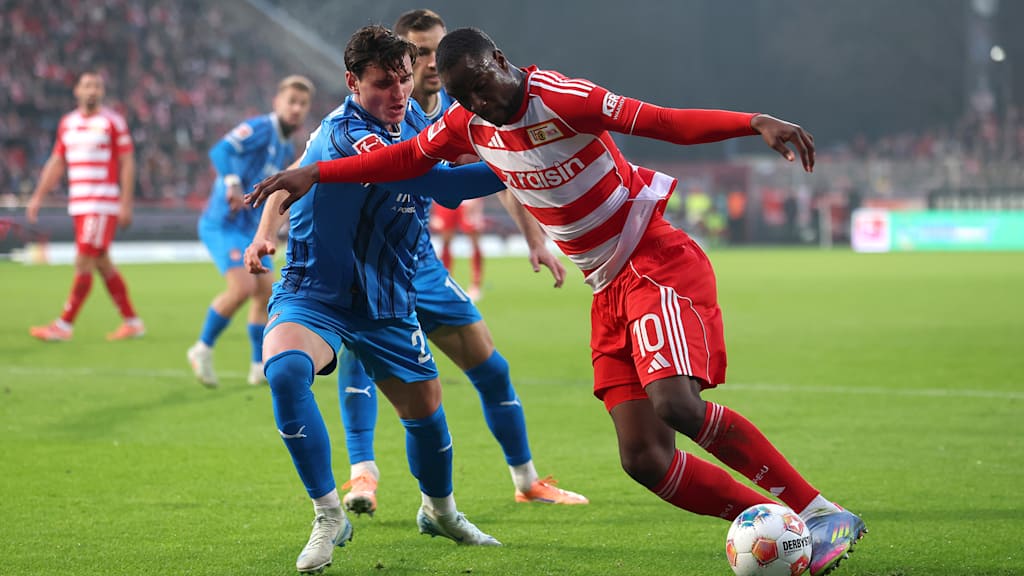 Ilyas Ansah dribbelt mit dem Ball im Bundesliga-Spiel des 1. FC Union Berlin gegen den 1. FC Heidenheim.