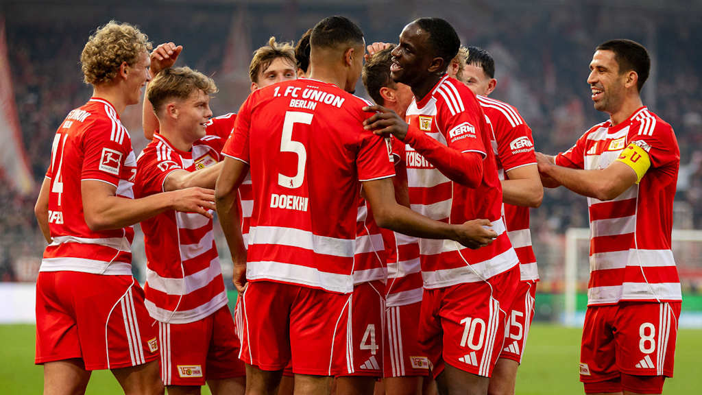Spieler von Union Berlin bejubeln ein Tor im Bundesliga-Spiel gegen den FC Bayern.
