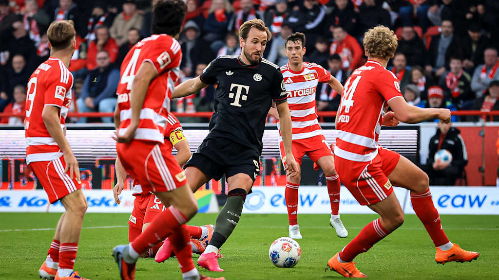 Harry Kane umgeben von fünf Gegenspielern während des Auswärtsspiels des FC Bayern in der Bundesliga bei Union Berlin