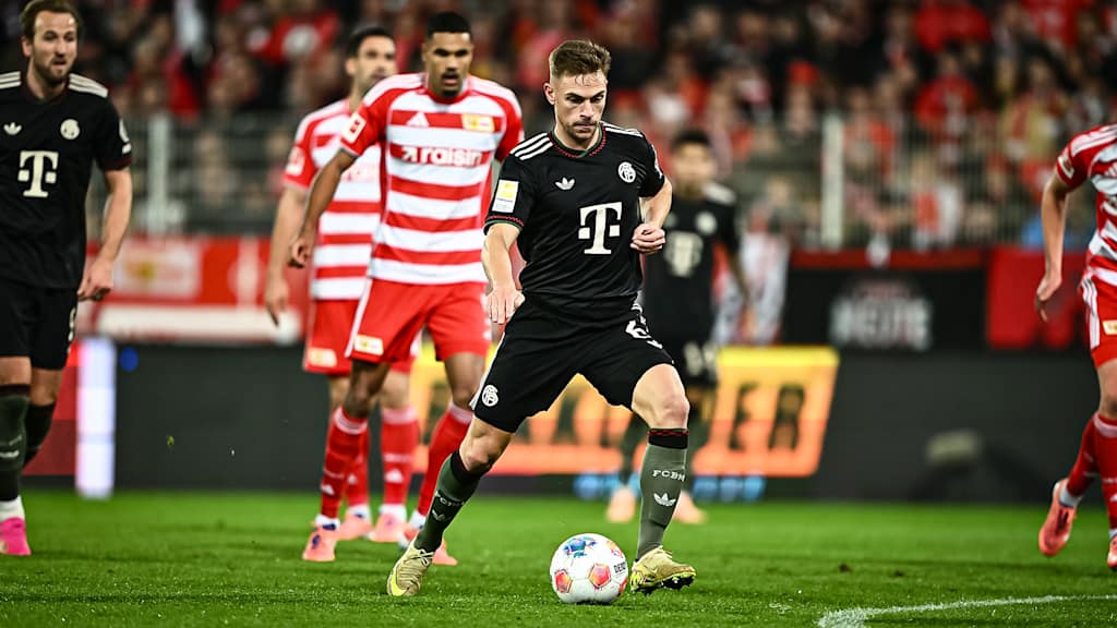 Joshua Kimmich mit Ball am Fuß während des Auswärtsspiels des FC Bayern in der Bundesliga bei Union Berlin