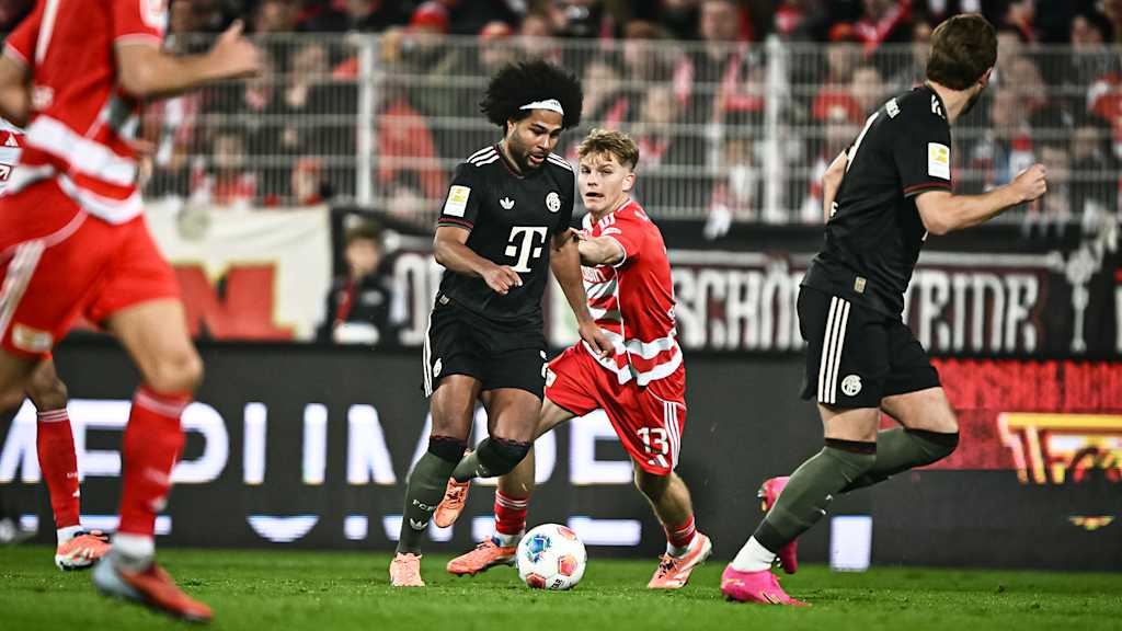 Serge Gnabry mit Ball am Fuß während des Auswärtsspiels des FC Bayern in der Bundesliga bei Union Berlin