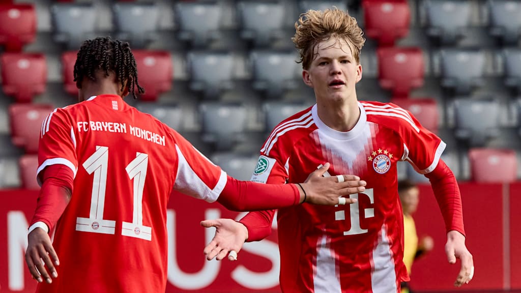 Philipp von Taube klatscht mit seinem Mitspieler ab