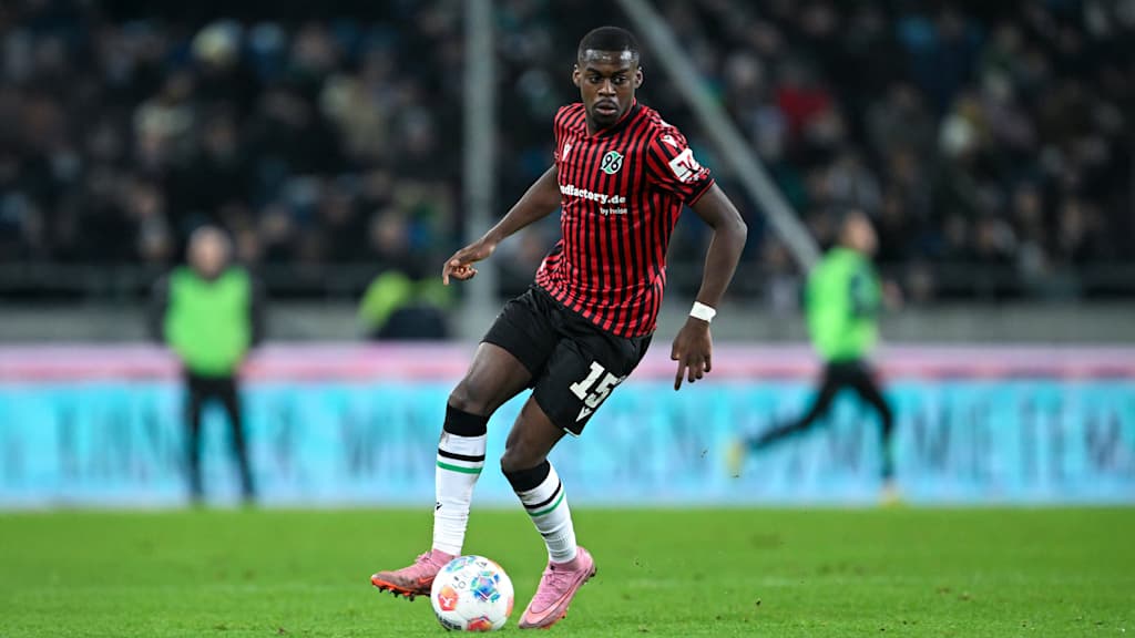 Noël Aséko Nkili führt den Ball im Trikot von Hannover 96.