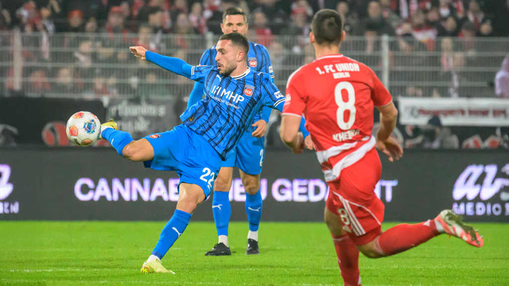 Arijon Ibrahimović während einer Schussbewegung.