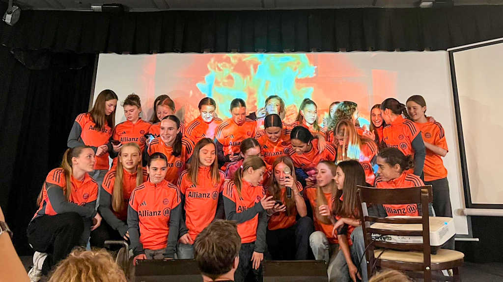 Die U15-Juniorinnen während der Weihnachtsfeier.