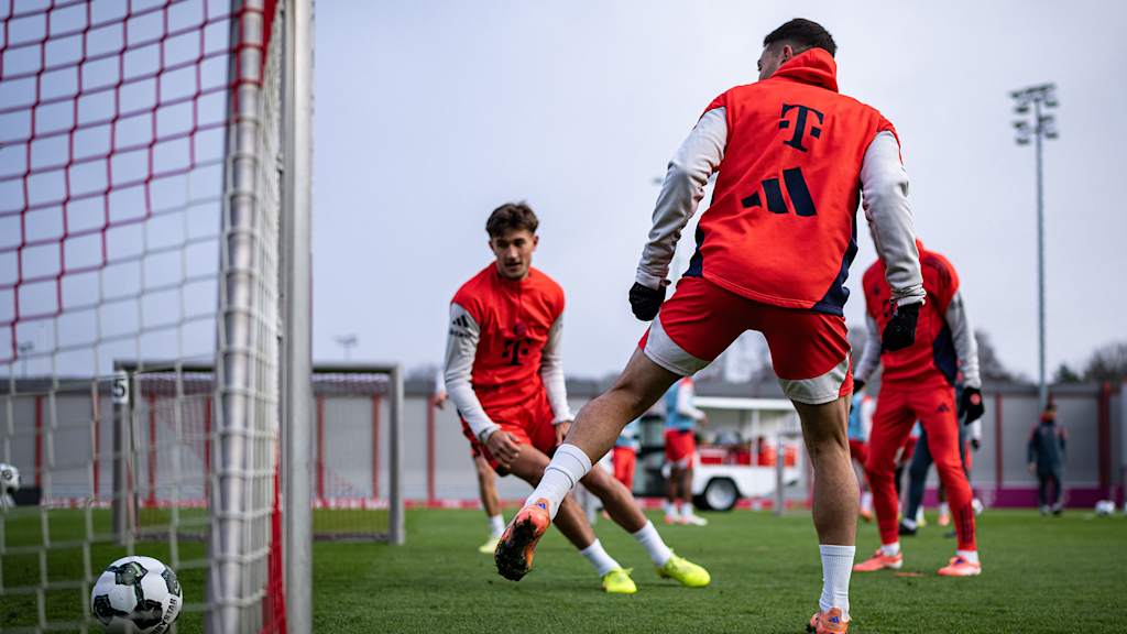 Tom Bischof und Raphael Guerreiro vor kleinen Toren im Training des FC Bayern vor dem Pokalspiel beim 1. FC Union Berlin