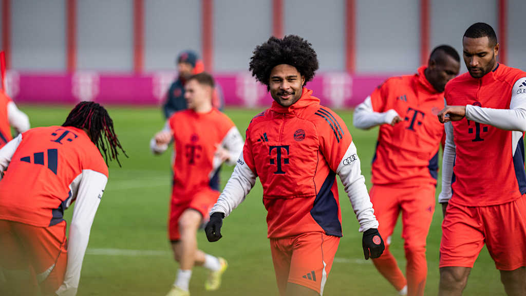 Serge Gnabry lächelt im Training des FC Bayern vor dem Pokalspiel beim 1. FC Union Berlin