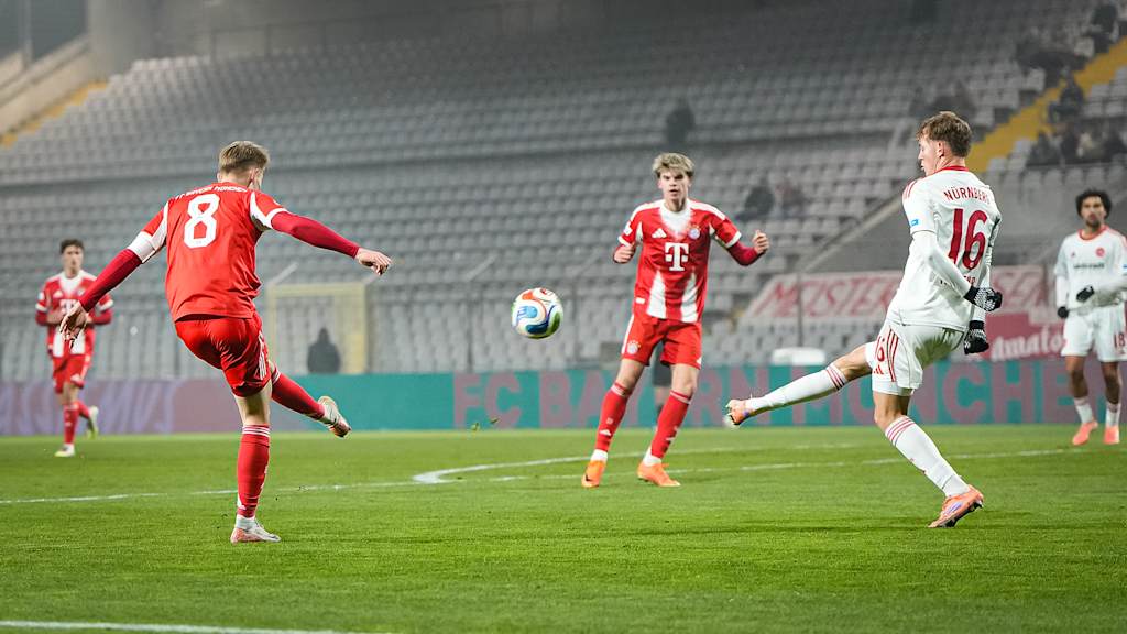 Anton Heinz beim Torschuss während des Heimspiels der FC Bayern Amateure gegen den 1. FC Nürnberg II