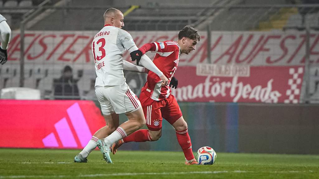 Tim Binder im Zweikampf während des Heimspiels der FC Bayern Amateure gegen den 1. FC Nürnberg II