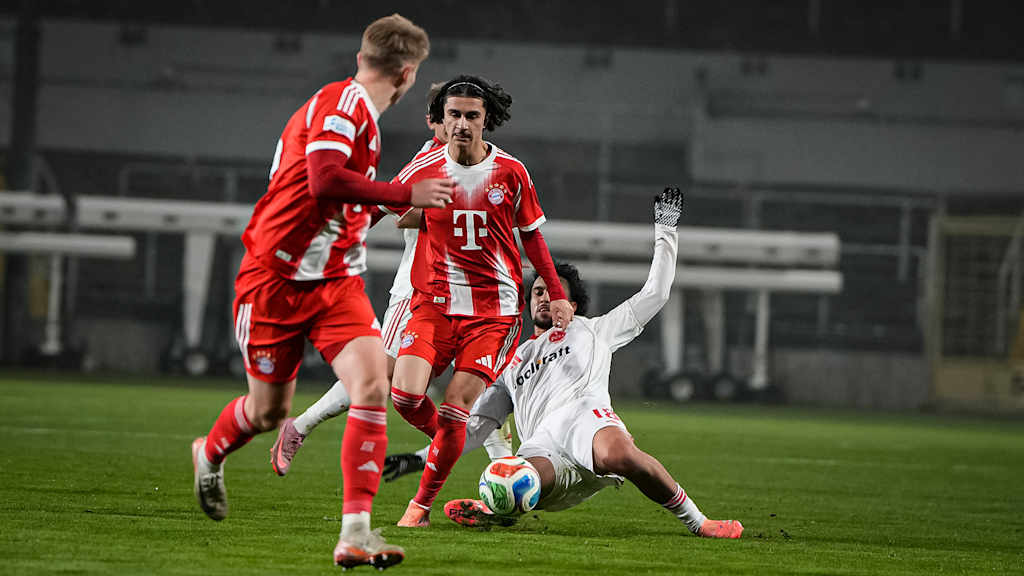 Adin Ličina mit Ball am Fuß während des Heimspiels der FC Bayern Amateure gegen den 1. FC Nürnberg II