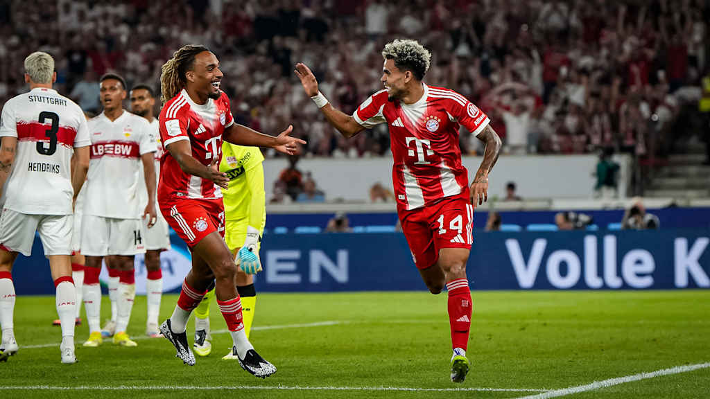 Luis Díaz und Sacha Boey bejubeln den Treffer zum 2:0 ein während des Franz Beckenbauer-Supercup zwischen dem VfB Stuttgart und dem FC Bayern