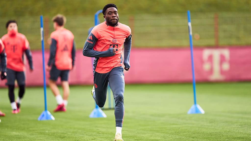 Alphonso Davies läuft im Training des FC Bayern