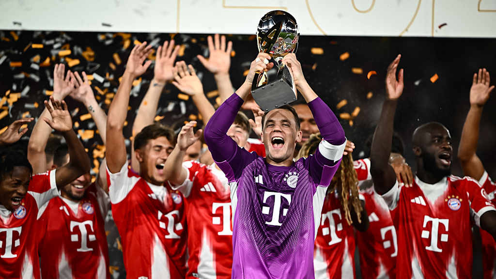 Manuel Neuer reckt den Supercup in die Höhe nach dem Sieg des FC Bayern gegen den VfB Stuttgart