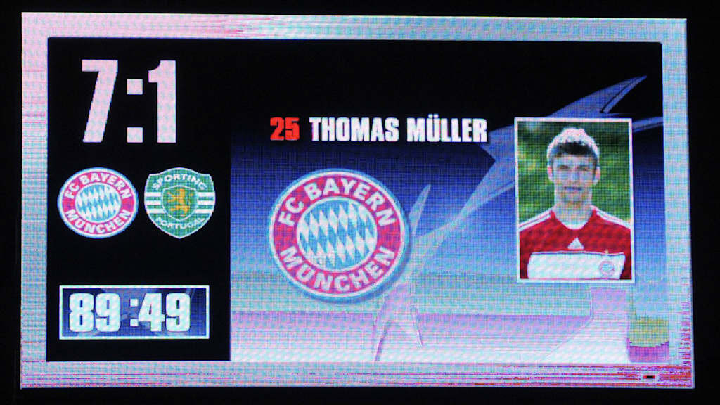Die Anzeigetafel in der Allianz Arena zeigt den Torschützen zum 7:1 des FC Bayern an: Thomas Müller