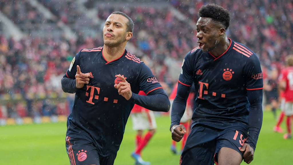 Bayern-Helden jubeln im Doppelpack: Thiago mit Phonzie Davies.