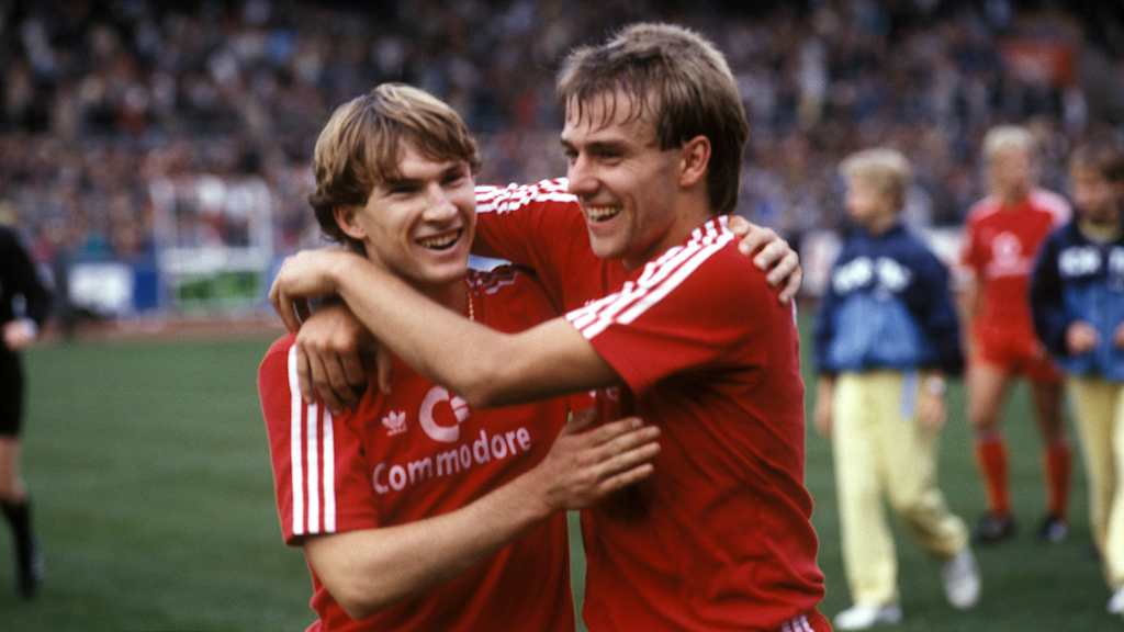 Wiggerl Kögl jubelt. Der junge Mann rechts heißt Flick, Hans-Dieter Flick.