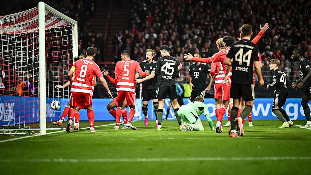 Ilyas Ansah trifft ins eigene Tor während des Auswärtsspiels des FC Bayern im DFB-Pokal-Achtelfinale bei Union Berlin