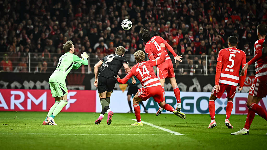 Diogo Leite köpft den Ball ins eigene Tor während des Auswärtsspiels des FC Bayern im DFB-Pokal-Achtelfinale bei Union Berlin