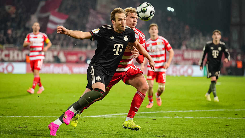 Harry Kane hat den Ball fest im Blick während des Auswärtsspiels des FC Bayern im DFB-Pokal-Achtelfinale bei Union Berlin