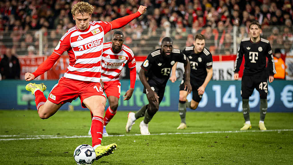 Leopold Querfeld trifft vom Elfmeterpunkt während des Auswärtsspiels des FC Bayern im DFB-Pokal-Achtelfinale bei Union Berlin