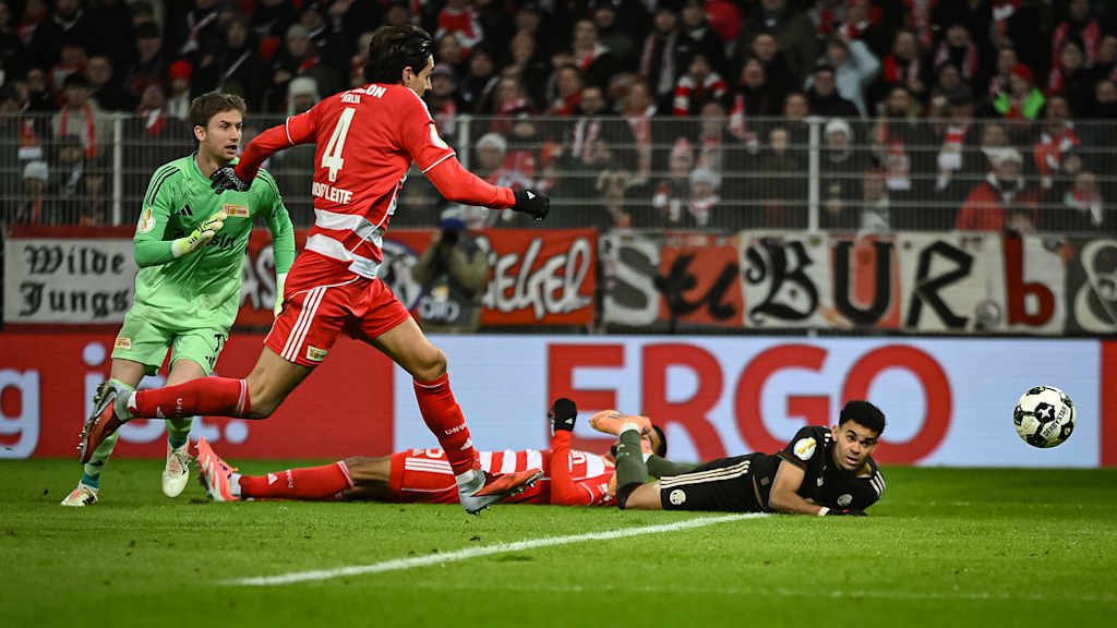Luis Díaz mit einem Abschluss im Fallen während des Auswärtsspiels des FC Bayern im DFB-Pokal-Achtelfinale bei Union Berlin