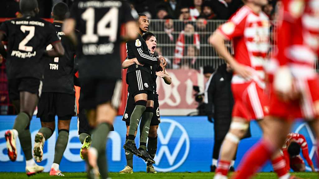 Joshua Kimmich jubelt zusammen mit Michael Olise während des Auswärtsspiels des FC Bayern im DFB-Pokal-Achtelfinale bei Union Berlin