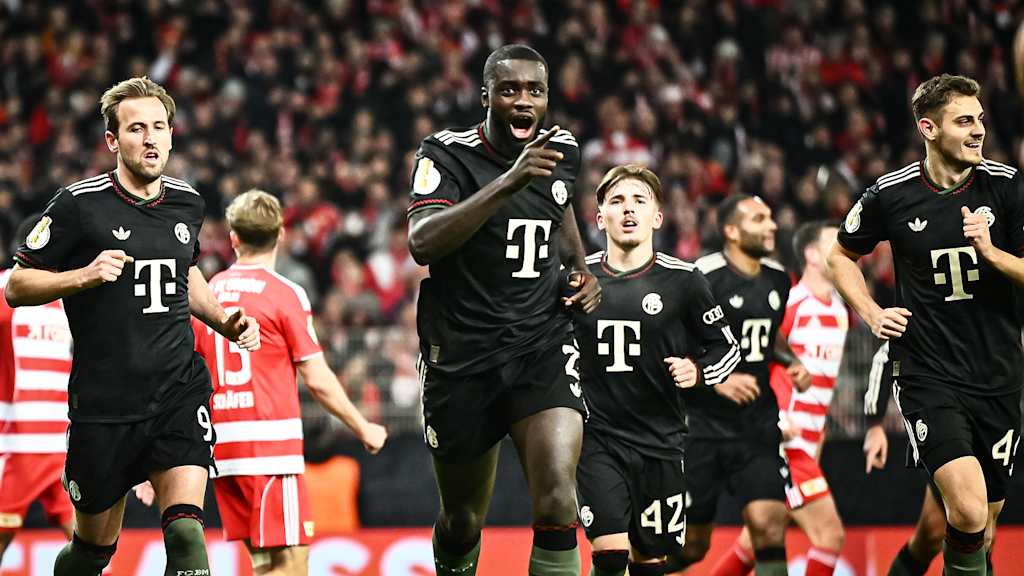 Dayot Upamecano läuft jubelnd während des Auswärtsspiels des FC Bayern im DFB-Pokal-Achtelfinale bei Union Berlin