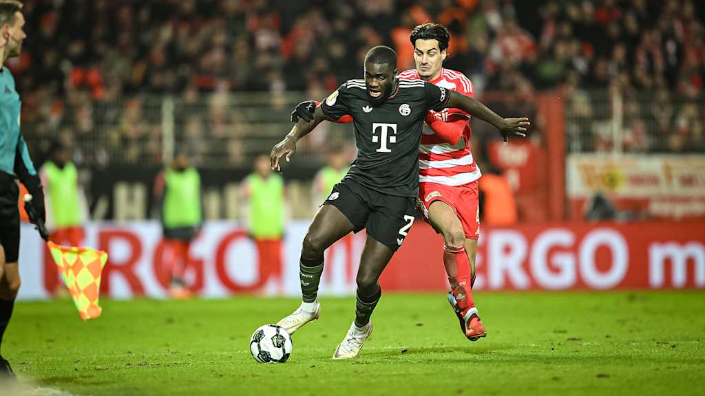 Dayot Upamecano im Zweikampf während des Auswärtsspiels des FC Bayern im DFB-Pokal-Achtelfinale bei Union Berlin