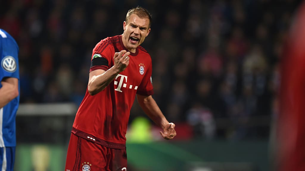 Holger Badstuber gibt Anweisungen während eines DFB-Pokal-Spiels des FC Bayern.