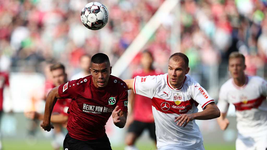 Holger Badstuber führt einen Zweikampf in einem Spiel des VfB Stuttgart.